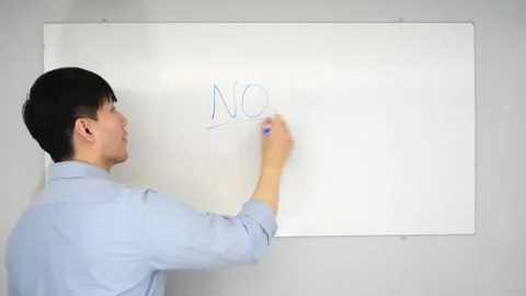 Asian man standing in front of a white board writing yes no or mabye Vidéo 263858734