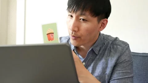 Asian man teaching an online class with popcorn flash card Stock-Footage 247480003