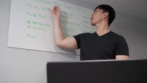 Asian man teaching an online class on construction work safety Vidéo 263858483