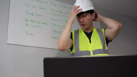 Asian man teaching an online class on construction work safety Vidéo 263858577