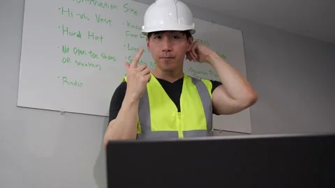 Asian man teaching an online class on construction work safety Vidéo 263858586