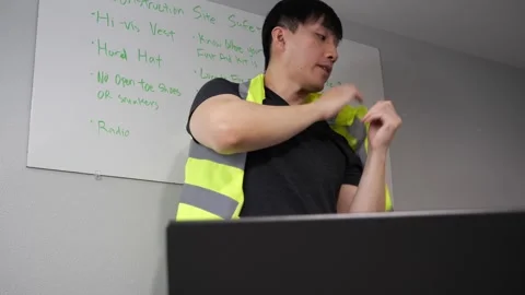 Asian man teaching an online class on construction work safety Vidéo 263858587
