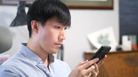 Asian man using a cellphone 库存影片 280143269