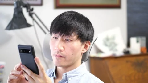 Asian man using a cellphone 库存影片 280143369