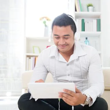 Asian man using tablet pc Stock-Fotos