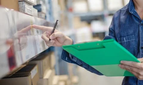 Asian manager man doing stocktaking of products management in cardboard box Foto stock