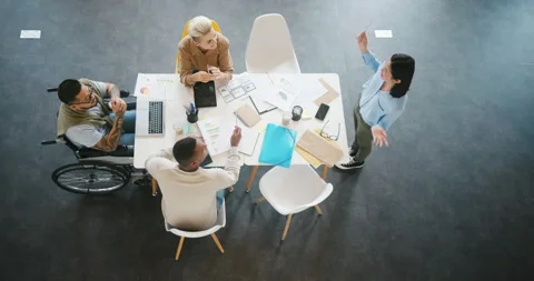 Asian manager talks to multinational employees at table Video stock 210922804