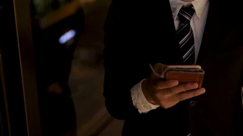Asian mans hand on cell phone at the office Vídeo Stock 80798699