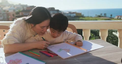 Asian mother and son doing homeworks together outdoor at home 库存影片 149116356