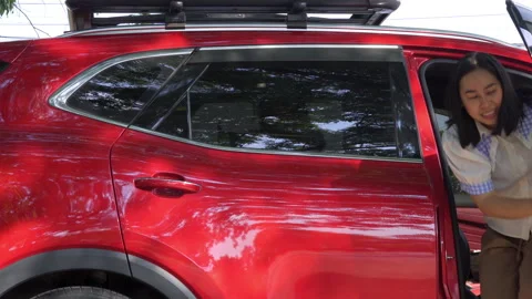 Asian mother dropping off her two daughters at school by car in the morning 動画素材 334093467