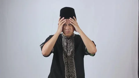 Asian Muslim man with headache Stock Footage 320504153