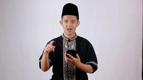 Asian Muslim man is surprised while scrolling through shopping items Video stock 320584619