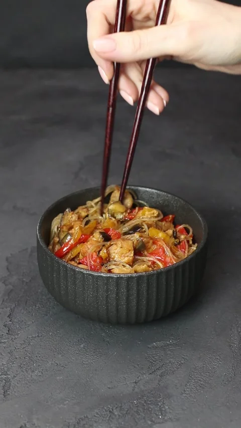 Asian noodles Video stock 272803140