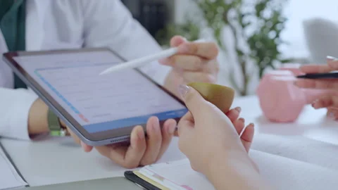 Asian nutritionist using tablet to explaining personalized meal plan with A.. 動画素材 332321500