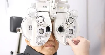 Asian old man doing eye test Stock Footage 85491602
