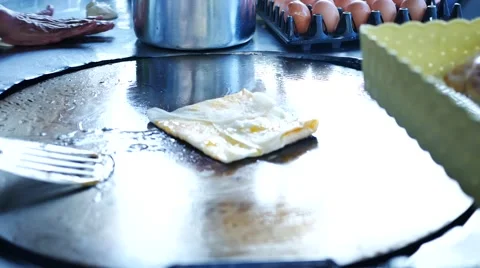 Asian one man doing roti for sale 스톡 동영상 59789911