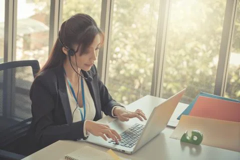Asian Operator, Customer service assitance is answering call from client over Фото