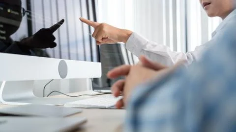 Asian Outsource Software engineer Developer Team Working Code to find solutio Foto stock