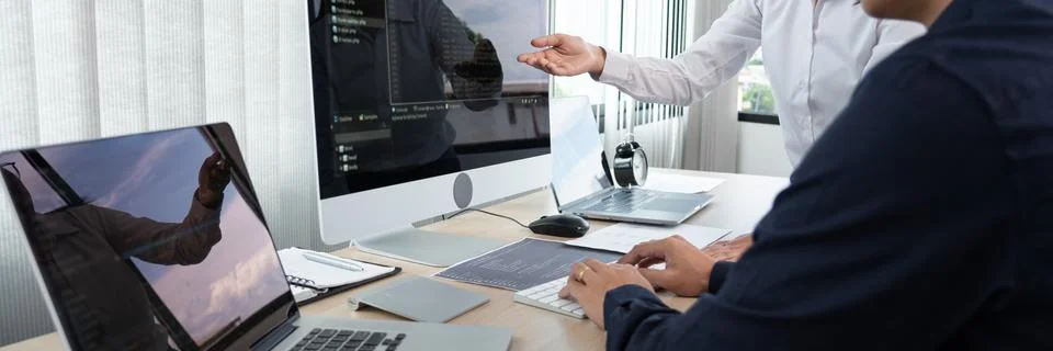 Asian Outsource Software engineer Developer Team Working Code to find solutio 스톡 사진