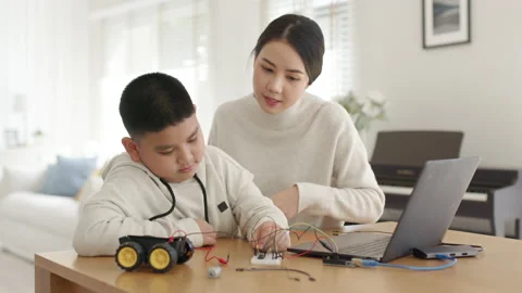 Asian parent teach kid learn coding toy stem car at home. Video stock 152604144