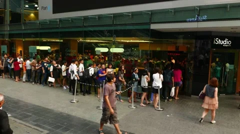 Asian people crowd in queue iStudio store, authorized dealer, sale shopping Stock Footage 54980568