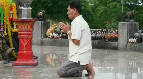 Asian prayers at a temple Video stock 11482211