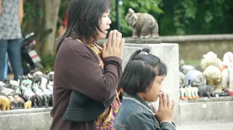 Asian prayers at a temple Video stock 11482212