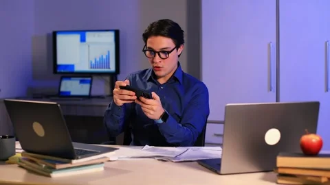 Asian professional worker using smartphone play games on mobile phone in office Vidéo 262193337