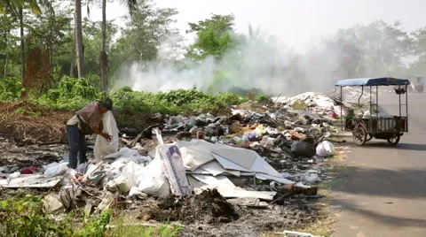 Asian Road side garbage dump woman recycling 스톡 동영상 61735102