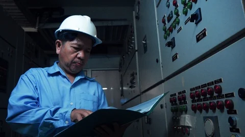 An asian senior computer engineer reading manual in server data center room Video stock 116751283