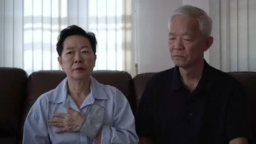 Asian senior couple do self blood pressure check Stock-Footage 85558495