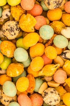 Asian snacks glazed sharp snack multicolored yellow pink dragee nut snack Stockfoto's