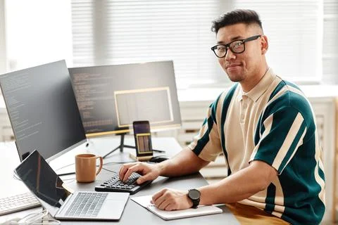 Asian Software Developer at Workplace Foto stock