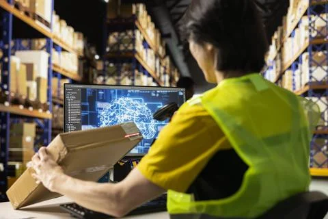 Asian staff member using artificial intelligence to scan shipping labels Stockfoto's
