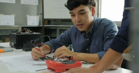 Asian student are studying electronics and measuring the signal in classroom. Video stock 94641578