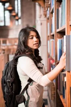 Asian student in library Stock-Fotos