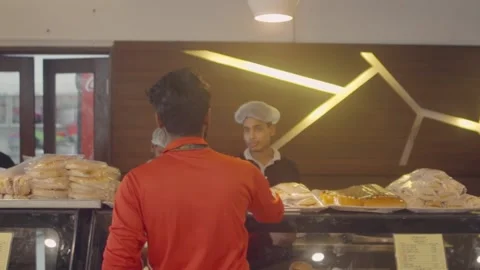 Asian student ordering and receiving snacks from the university canteen. Vidéo 152668350