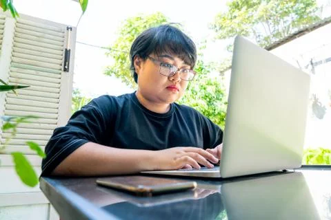 Asian student studying outside Stock-Fotos