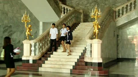 Asian Students walking to Class 스톡 동영상 10563090