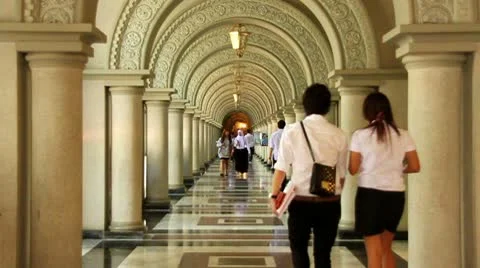 Asian students walking to class Vidéo 10563144