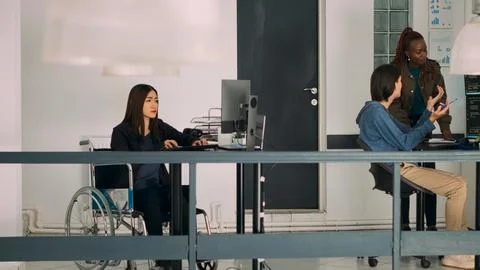 Asian system engineer with impairment programming app script on terminal window Foto stock