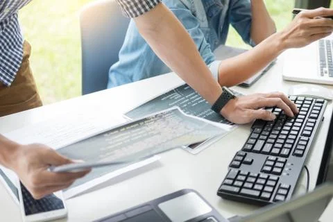 Asian team Outsource Developer Looking Screen Programming Code Working with L 스톡 사진