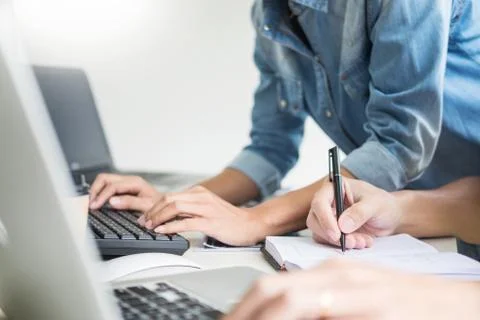 Asian team Outsource Developer Looking Screen Programming Code Working with L 스톡 사진