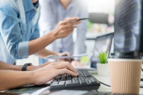 Asian team Outsource Developer Looking Screen Programming Code Working with L 스톡 사진