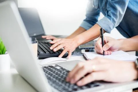 Asian team Outsource Developer Looking Screen Programming Code Working with L 스톡 사진