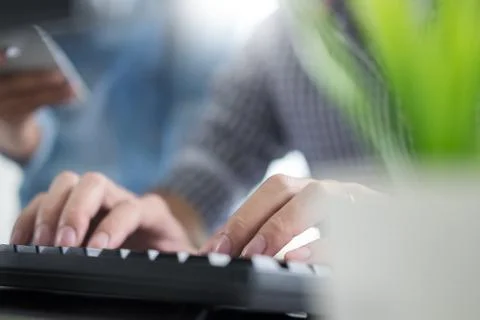 Asian team Outsource Developer Looking Screen Programming Code Working with L 스톡 사진