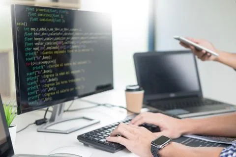 Asian team Outsource Developer Looking Screen Programming Code Working with L 스톡 사진