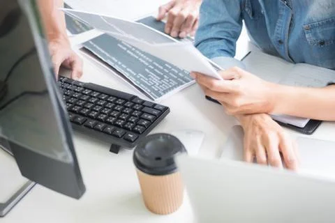 Asian team Outsource Developer Looking Screen Programming Code Working with L 스톡 사진