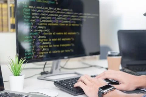 Asian team Outsource Developer Looking Screen Programming Code Working with L 스톡 사진