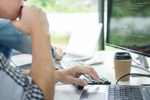 Asian team Outsource Developer Looking Screen Programming Code Working with L Foto stock